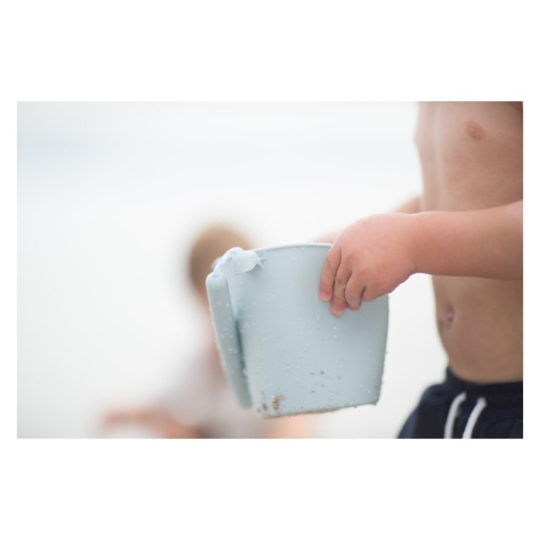 skladane-wiaderko-do-wody-i-piasku-scrunch-bucket-blekitny-4